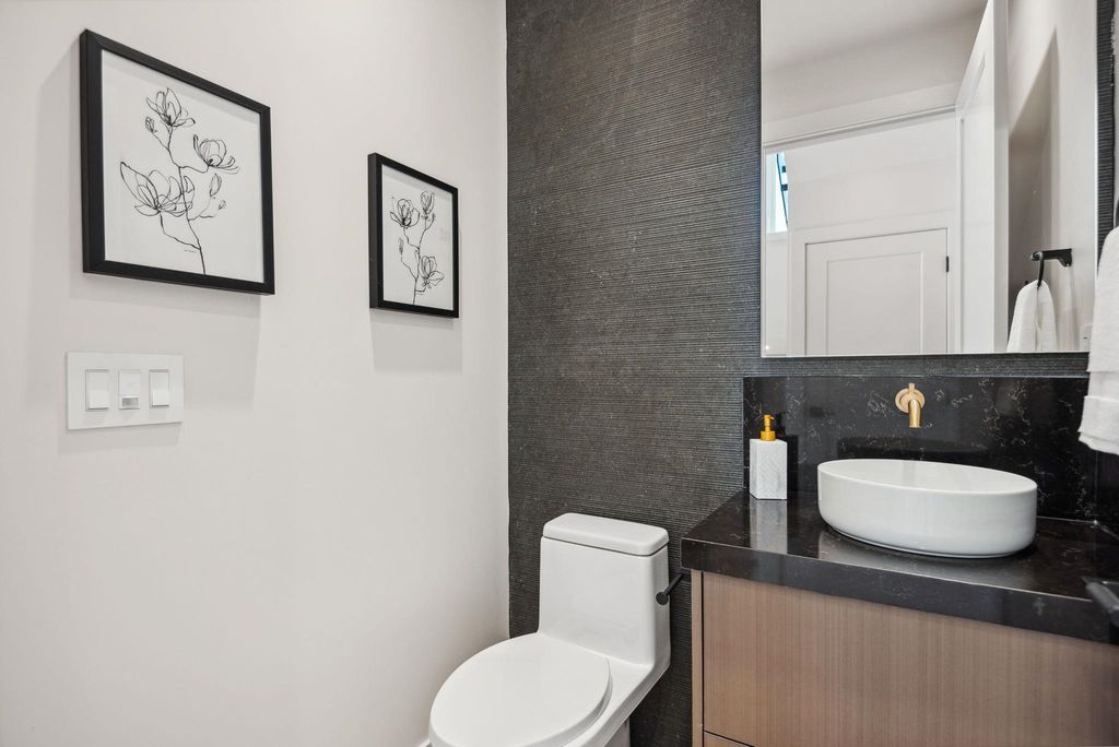 listing image 1101339159641869062