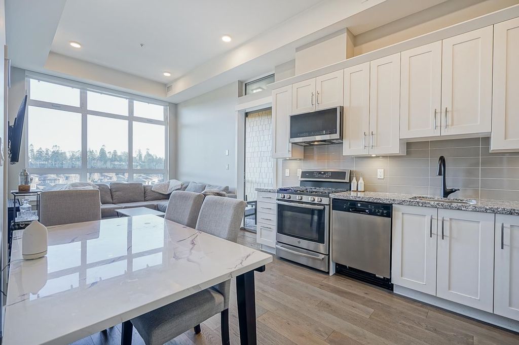 listing image 1104767591632839809
