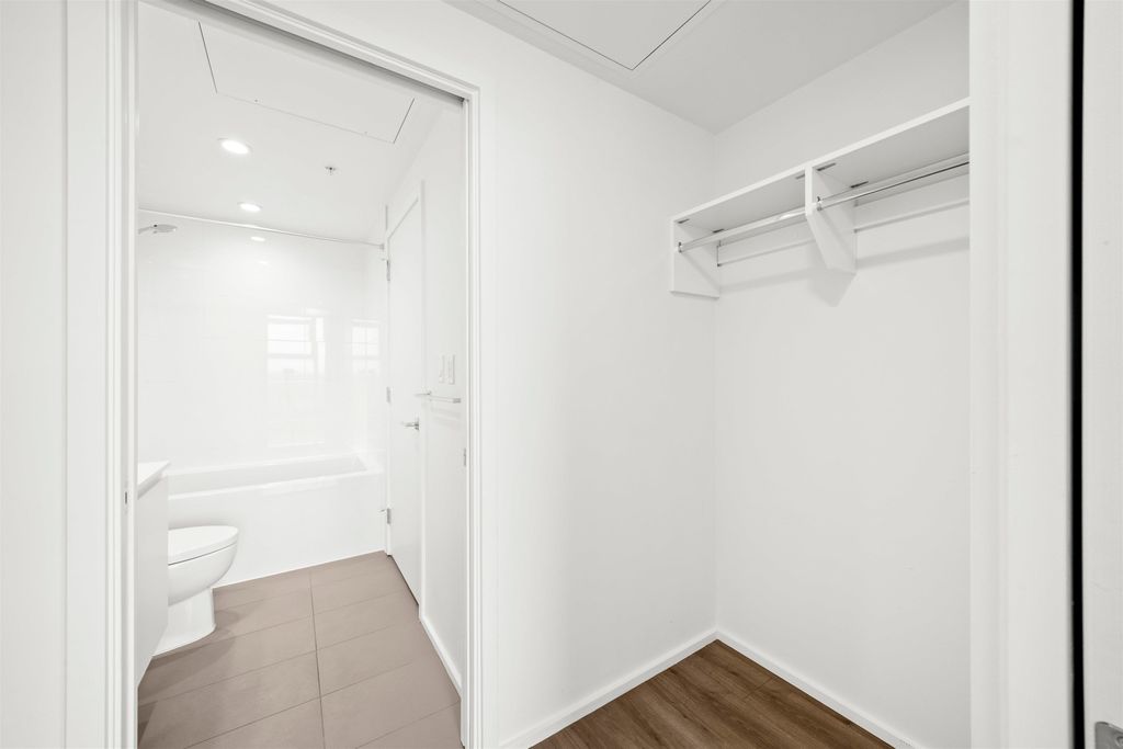 listing image 1104179884001420874