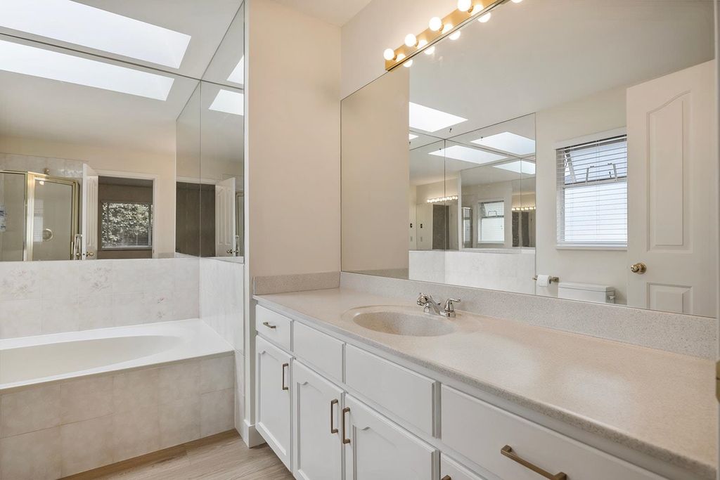 listing image 1102713350823548160