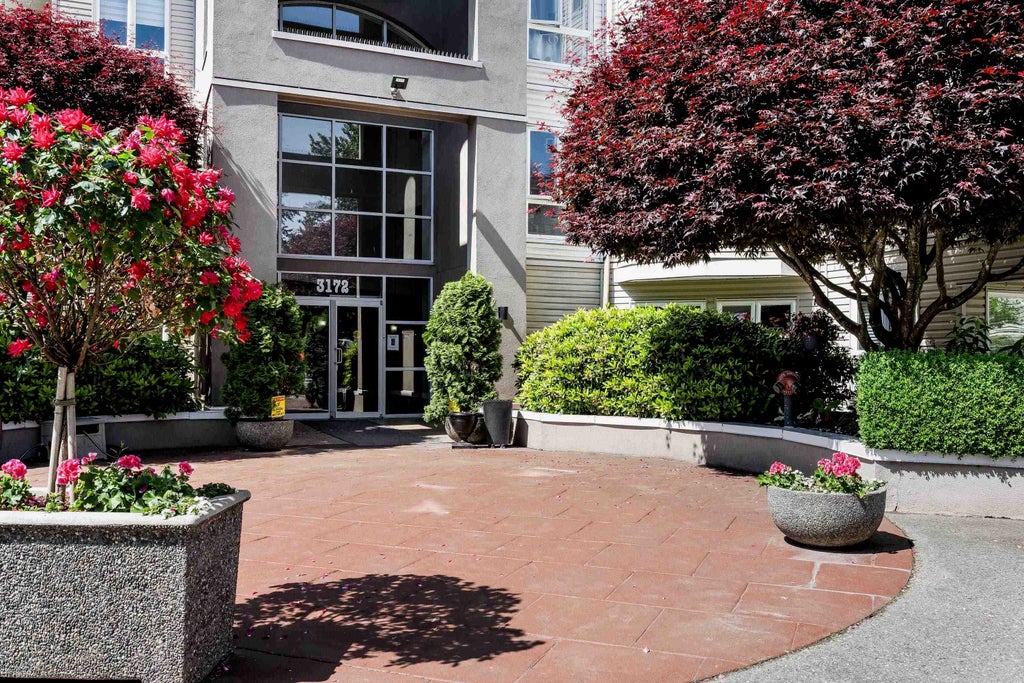 Photo of 3172 Gladwin Road #402, Abbotsford, BC V2T 5T3 (MLS # R3131057)