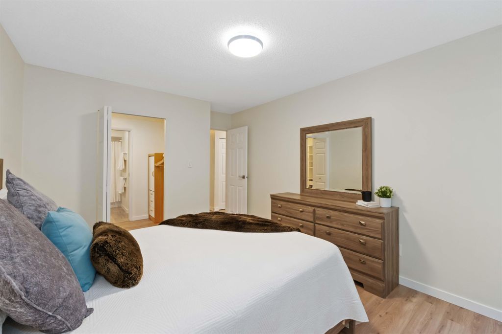 listing image 1104794874602125818