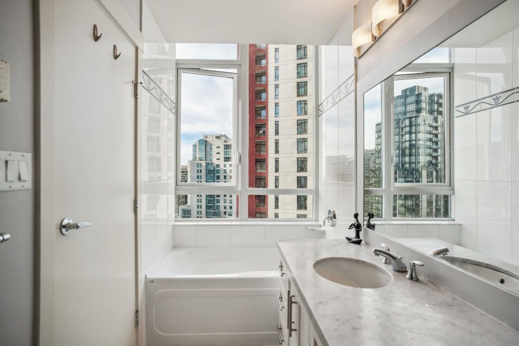 listing image 1107329045664802944