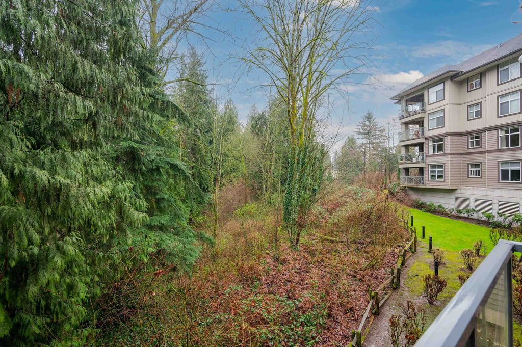 Photo of 33328 E Bourquin Crescent #204, Abbotsford, BC V2S 1Y1 (MLS # R3096605)