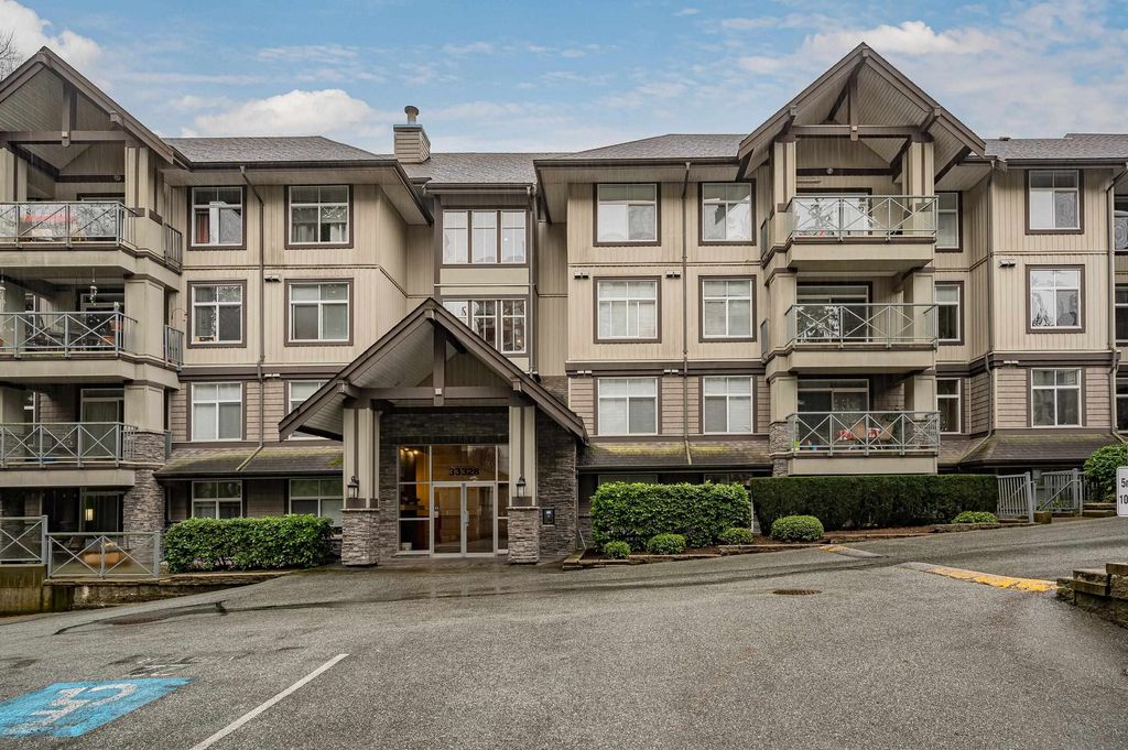 Photo of 33328 E Bourquin Crescent #204, Abbotsford, BC V2S 1Y1 (MLS # R3096605)