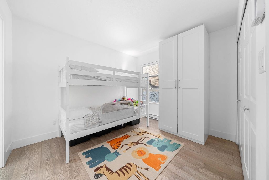 listing image 1105376963422520328