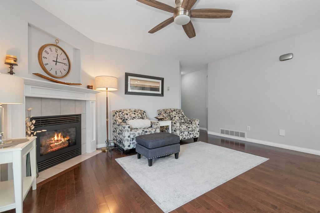 listing image 1106193943337517828