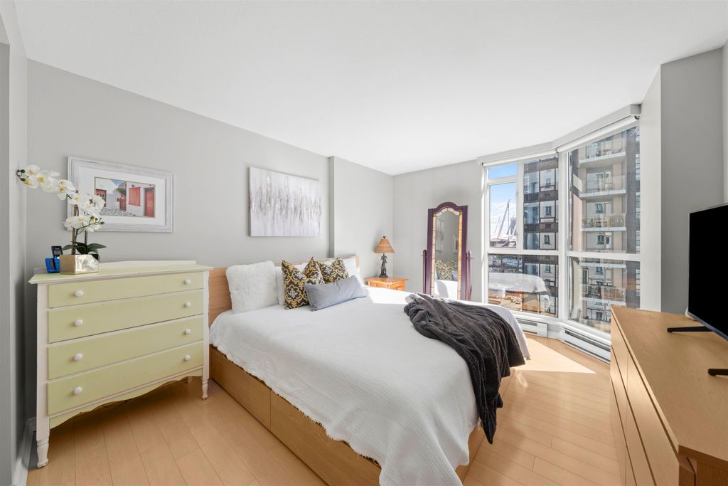 listing image 1109365077500637887