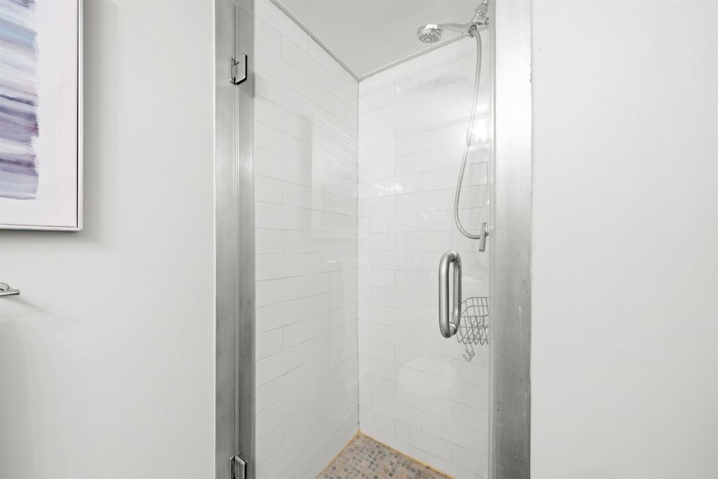 listing image 1106047774745119452