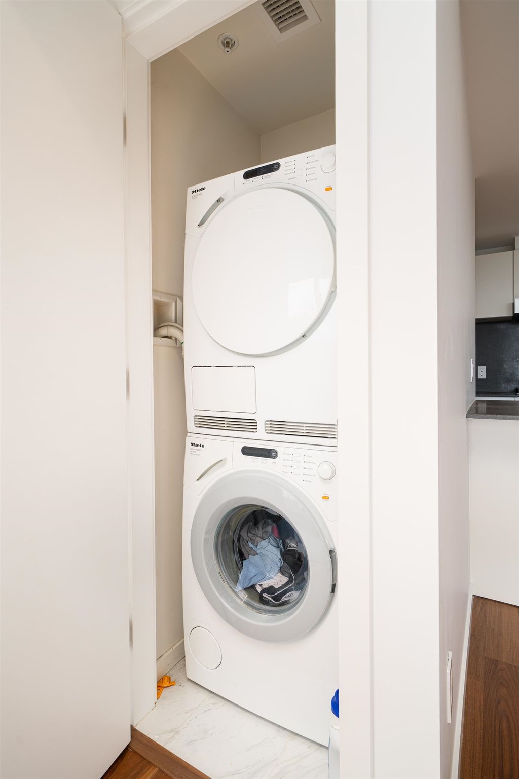 listing image 1102682779200771260