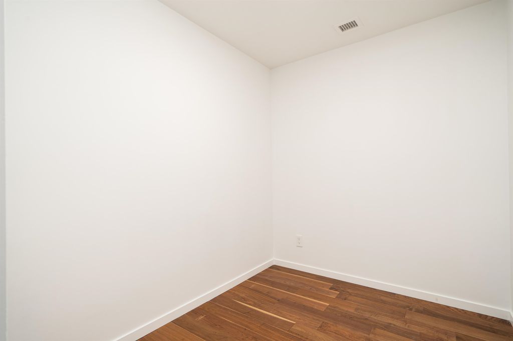 listing image 1104415354934890053