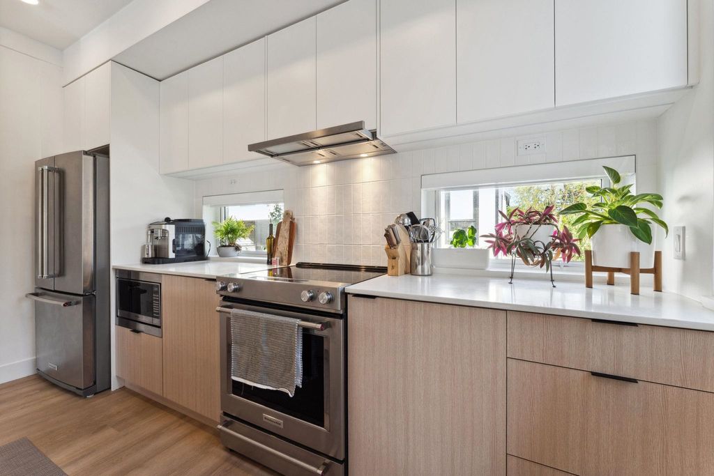 listing image 1102124831316979395