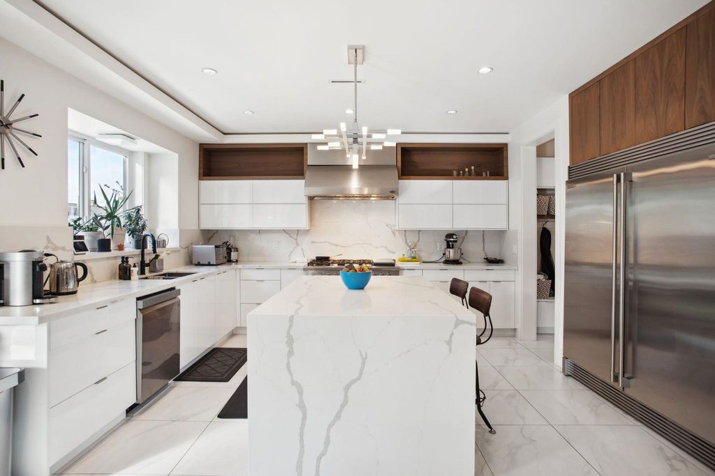 listing image 1104125870900094371