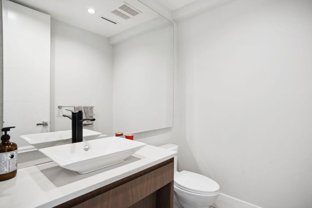 listing image 1106860468175348995