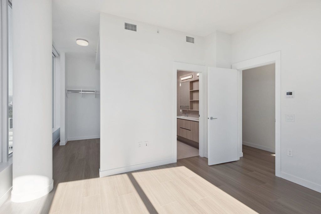 listing image 1109537583287506693