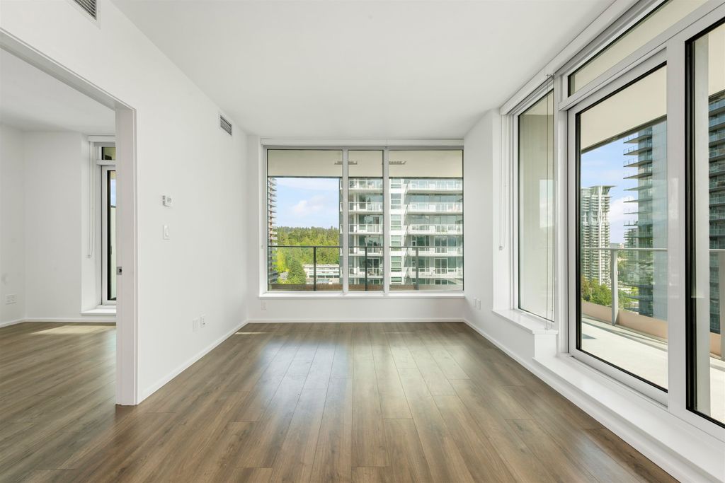 listing image 1101930993329062400