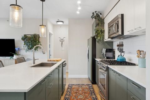 1330 Marine Drive 403 North Vancouver BC V7P 1T4