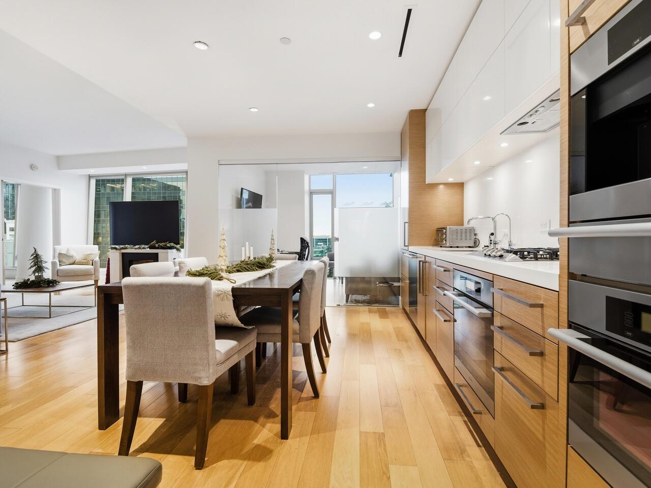 667 Howe Street 1701