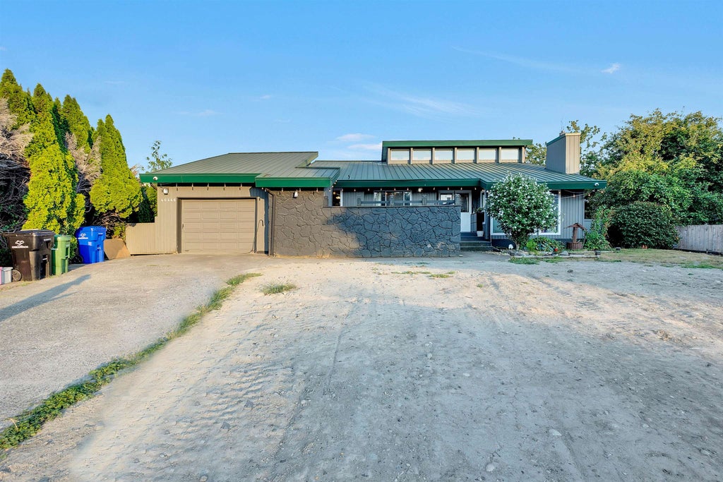 Photo of 46446 Angela Avenue, Chilliwack, BC V2P 7B3 (MLS # R3152688)