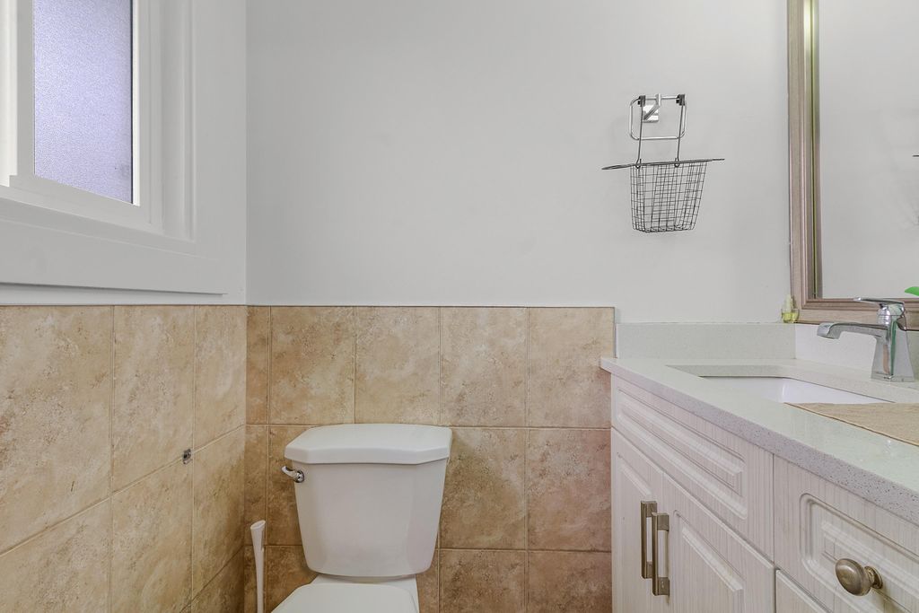 listing image 1101923476721342714