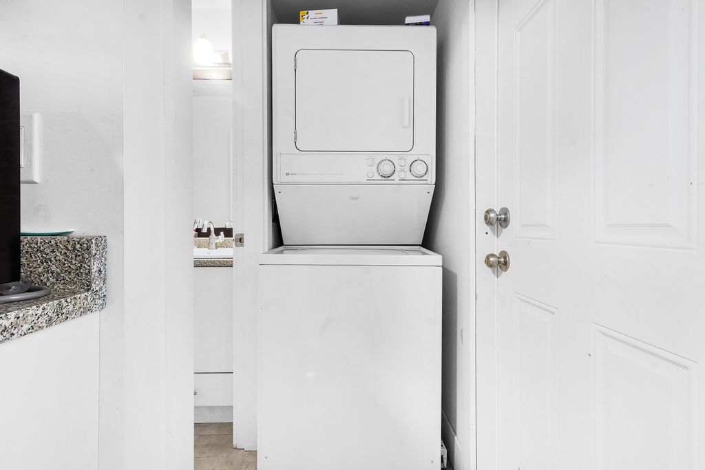 listing image 1106008180258712241