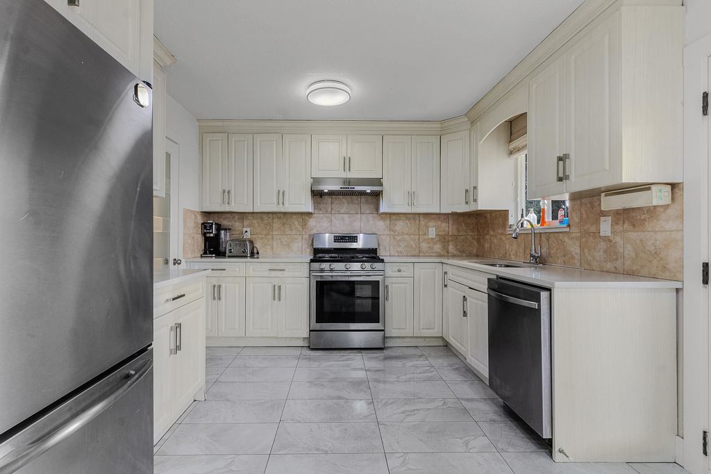 listing image 1106460032700593279