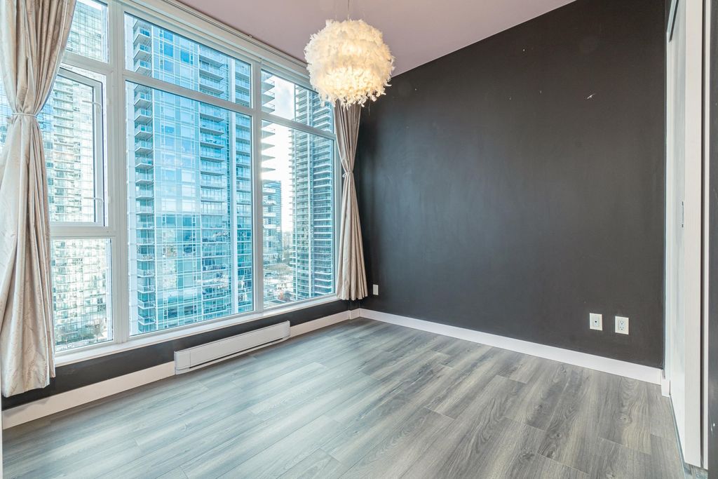 listing image 1106474813891679294