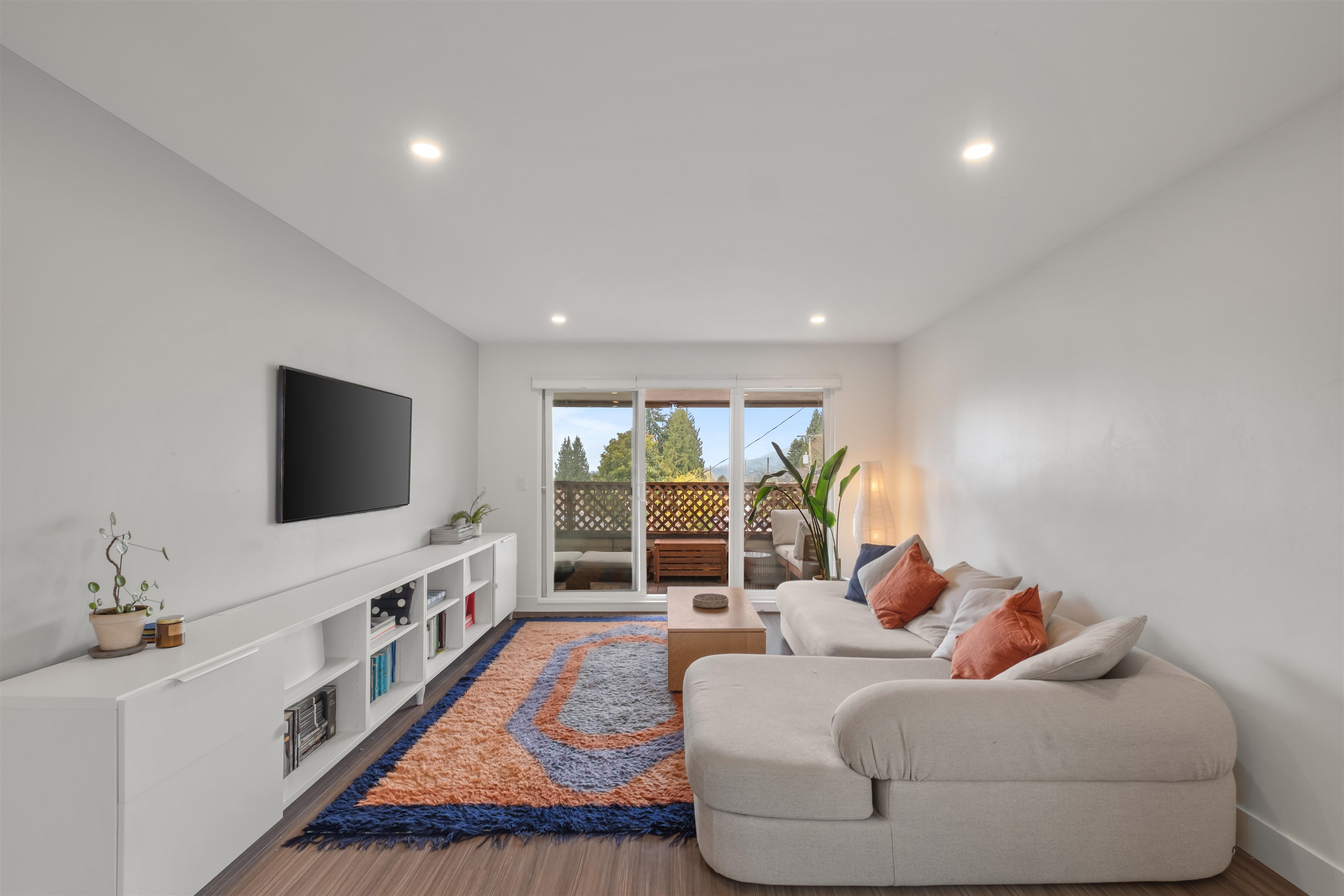 105 W Kings Road 104