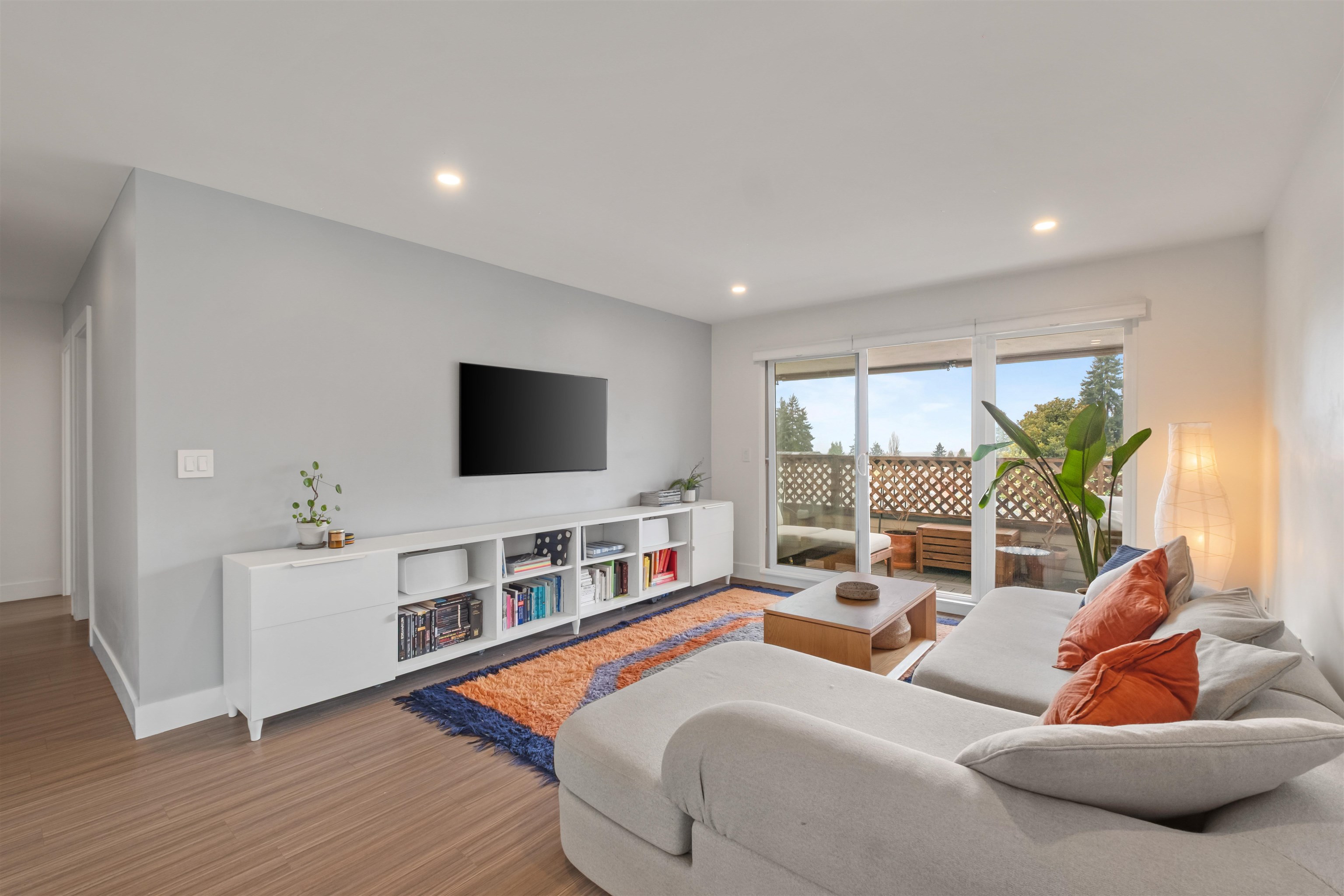 105 W Kings Road 104