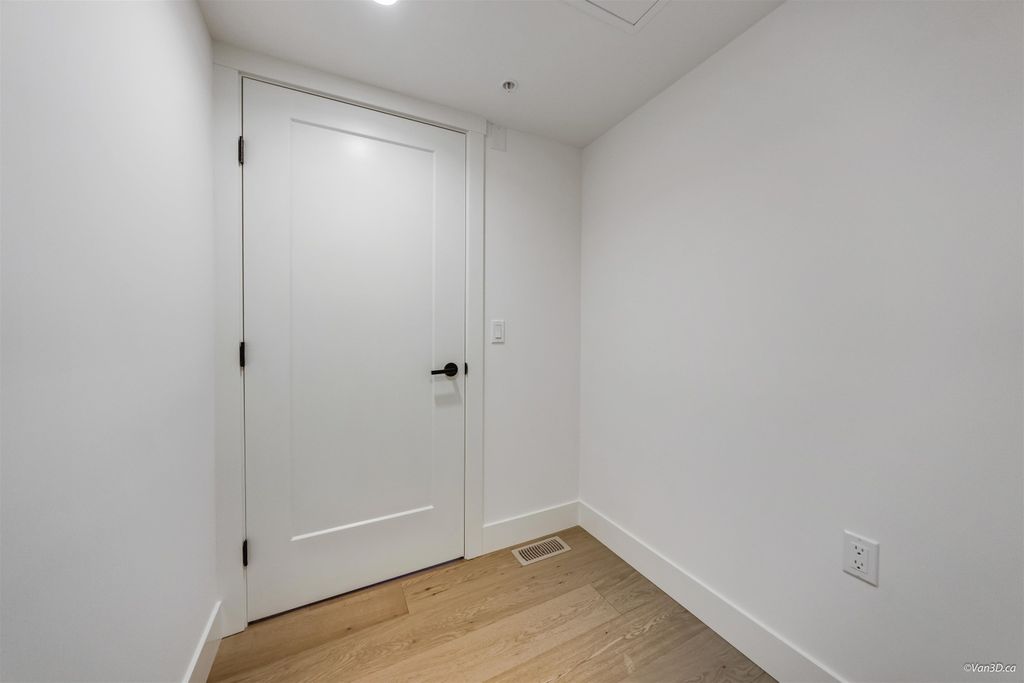 listing image 1102756939212168450
