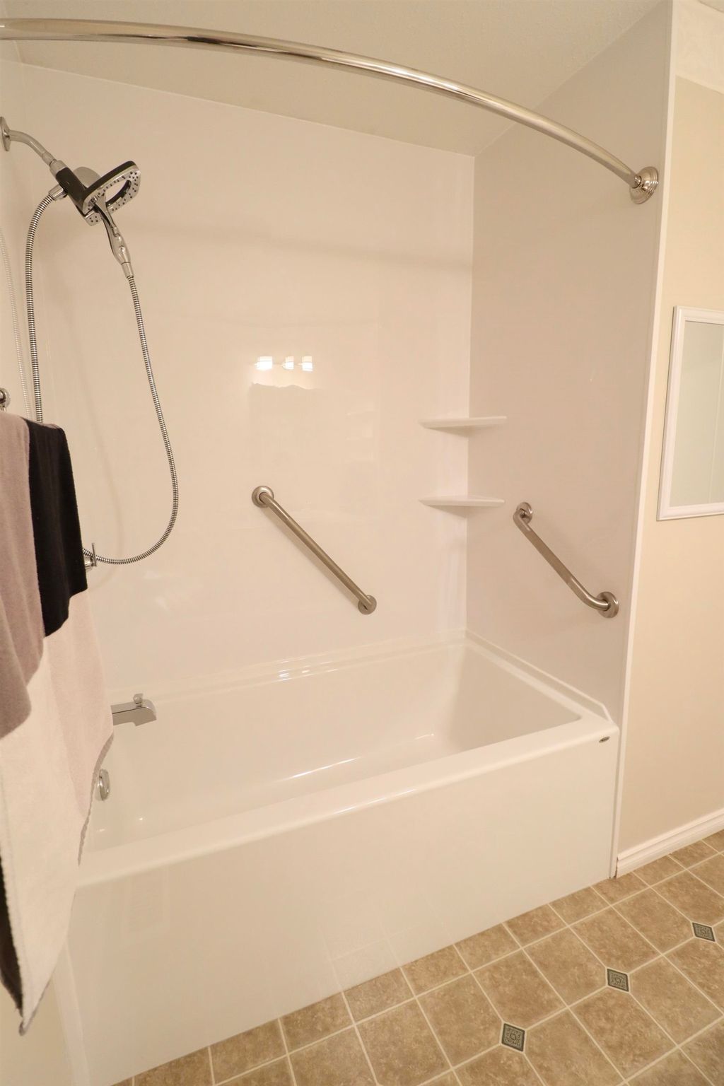 listing image 1100190994355391440