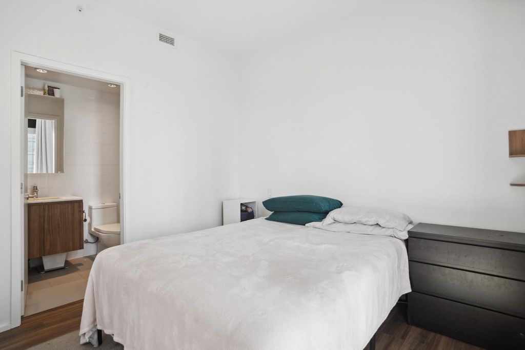 listing image 1106342117439411812