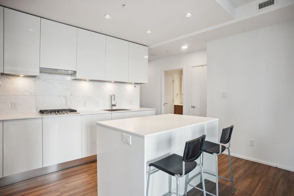listing image 1100559077149799070