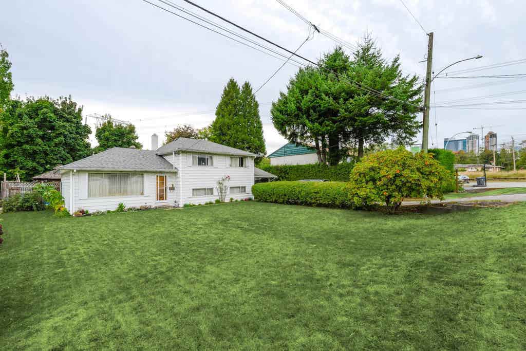 Photo of 9253 137a Street, Surrey, BC V3V 5W8 (MLS # R3136528)
