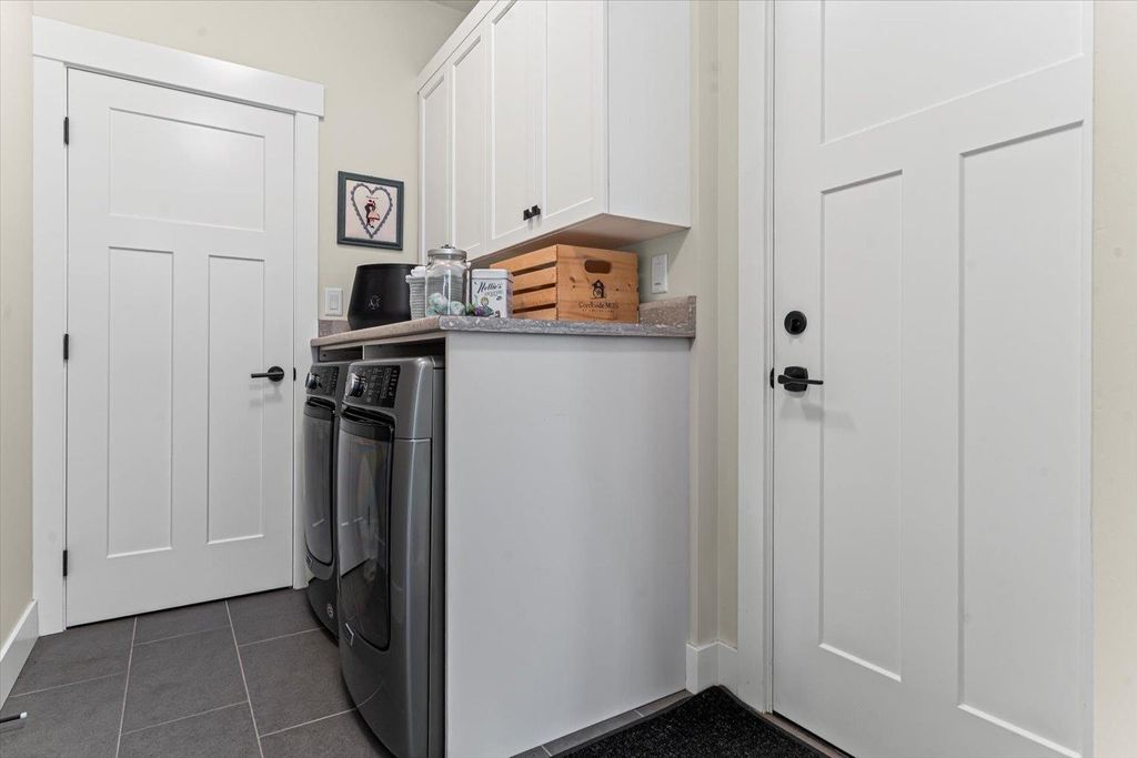 listing image 1103460865647810881