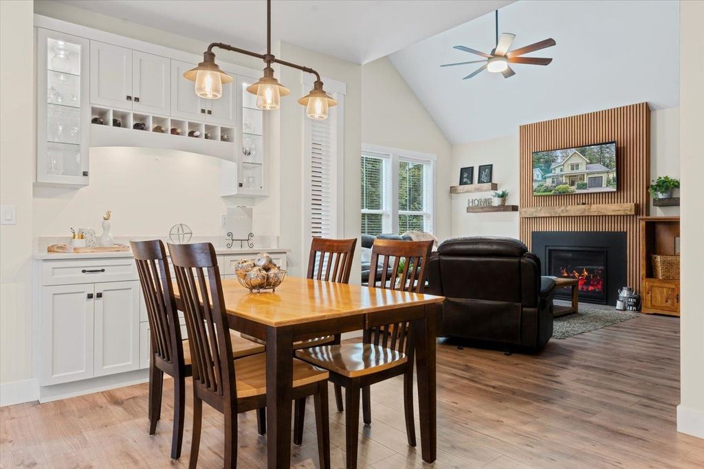 listing image 1100521937643210030