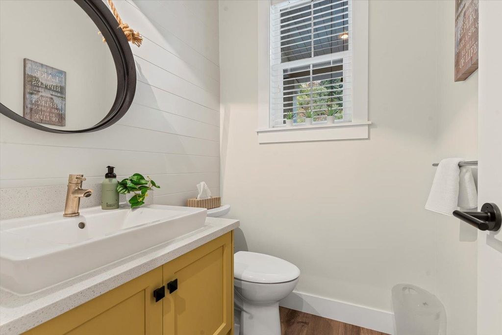 listing image 1103636772870150995