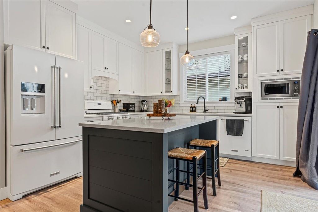 listing image 1100247374099040827