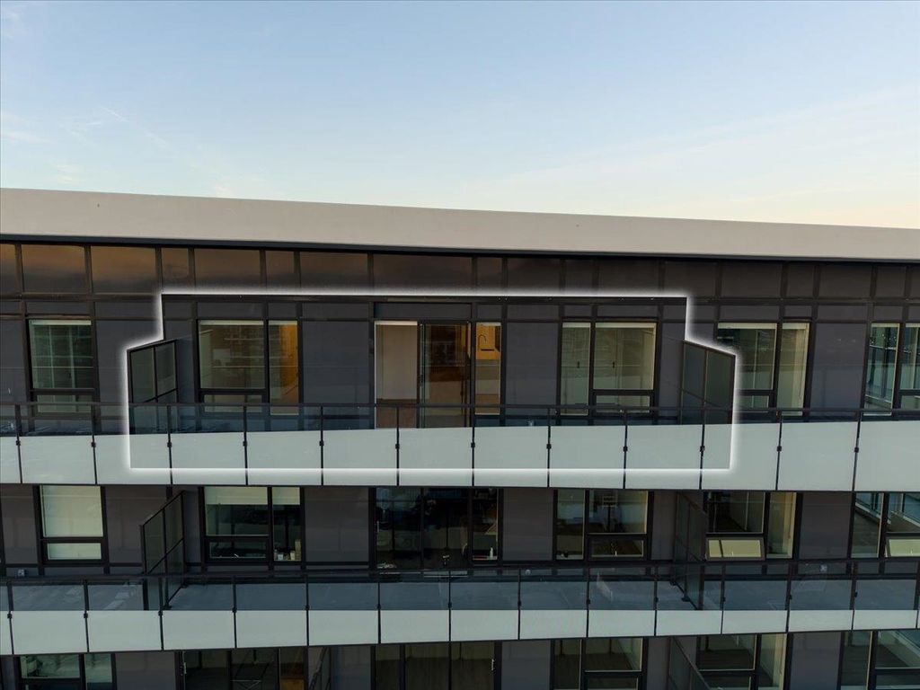 listing image 1103124735901481535