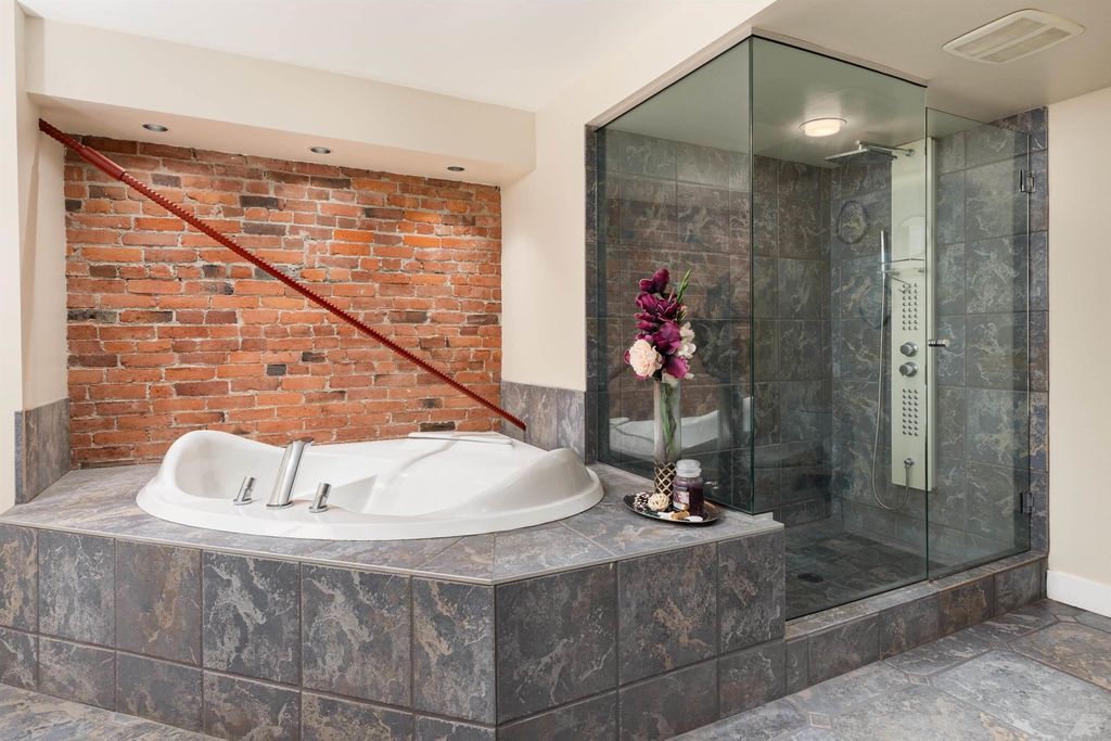 listing image 1104969063257666693