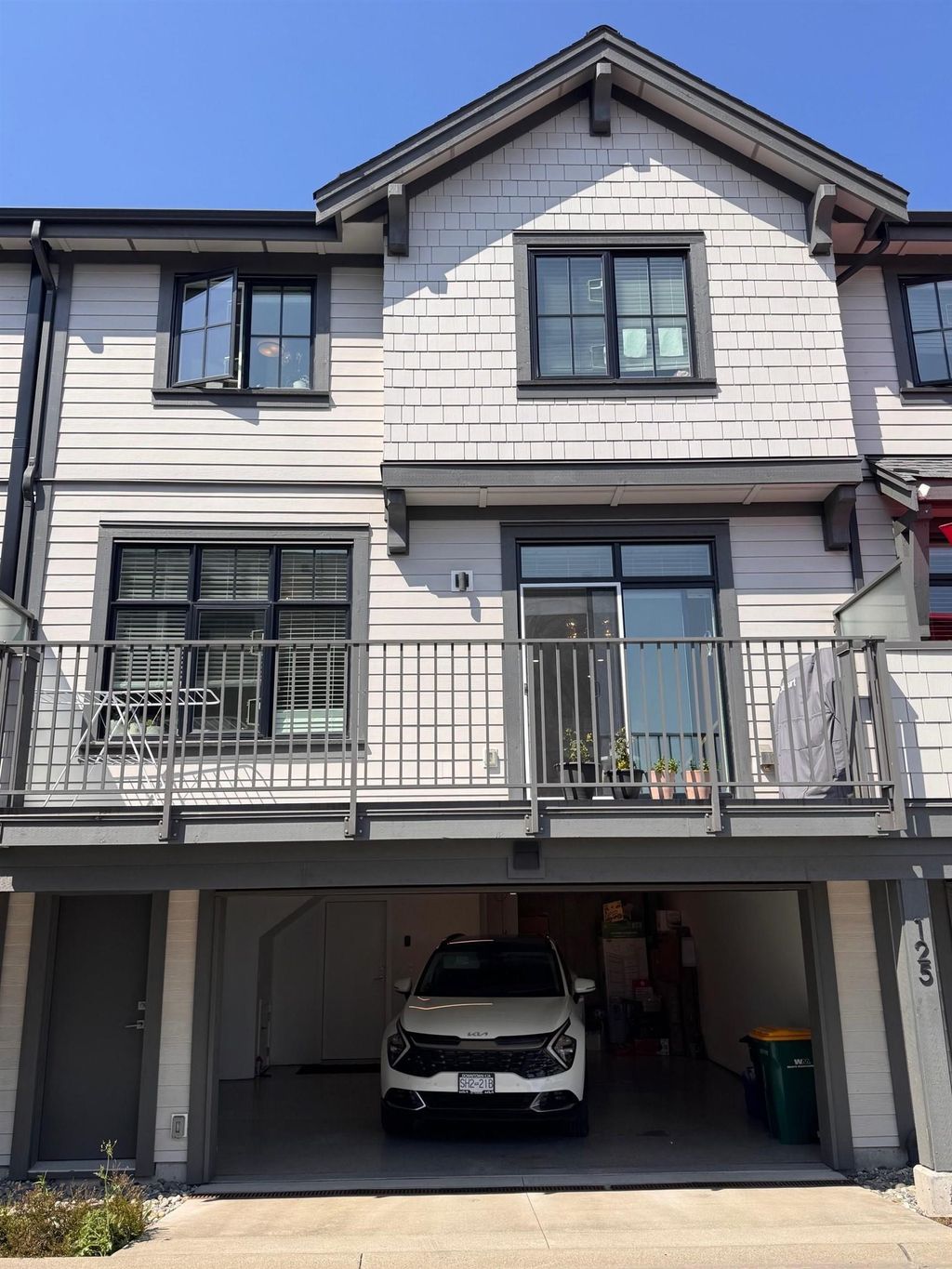 listing image 1104763737431015421