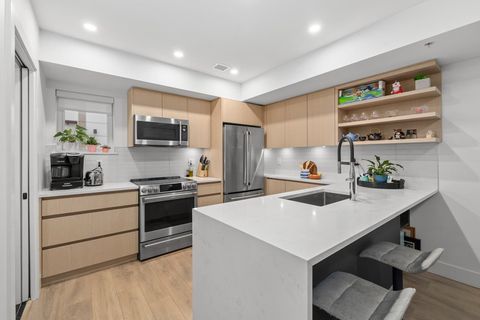 752 E 3rd Street 3 North Vancouver BC V7L 1G9