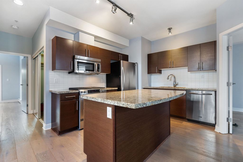 listing image 1106618171408471024