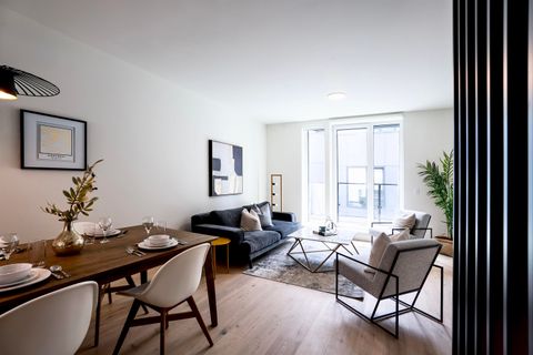 324 E Ridgeway Avenue TH9 North Vancouver BC V7L 3P8