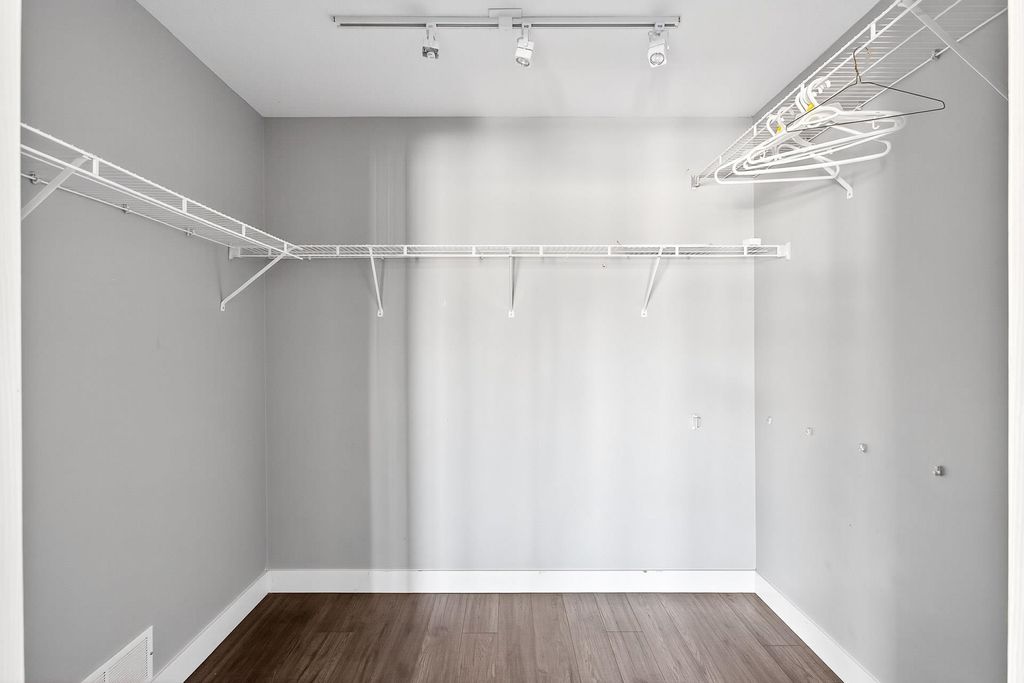 listing image 1106641415426980581