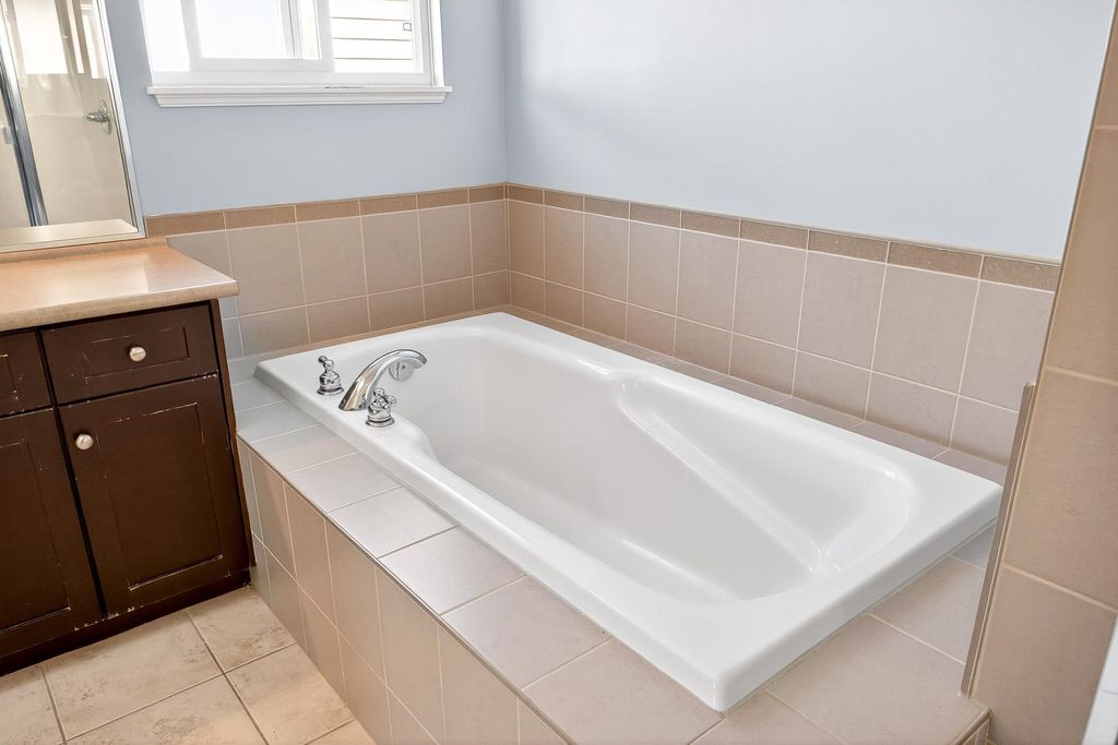 listing image 1103382561964636039