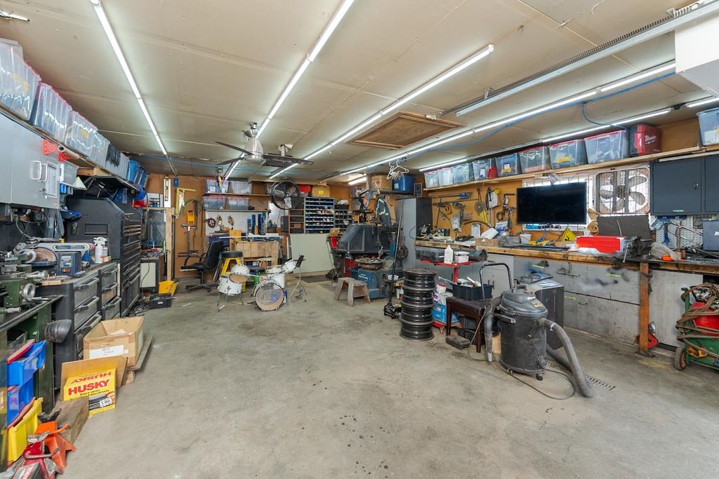 listing image 1104502800447627008