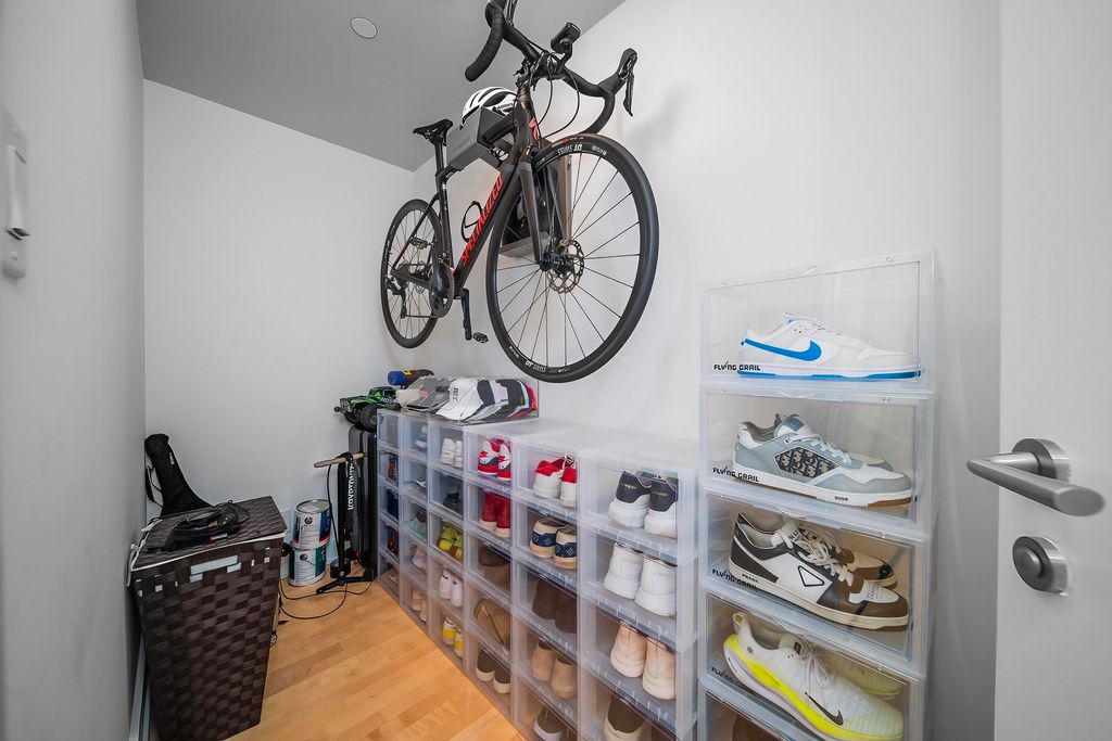 listing image 1102569381002819336