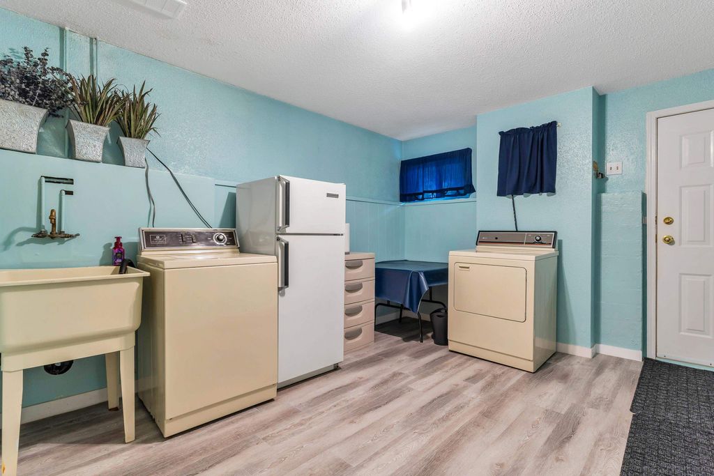 listing image 1104343914613058498