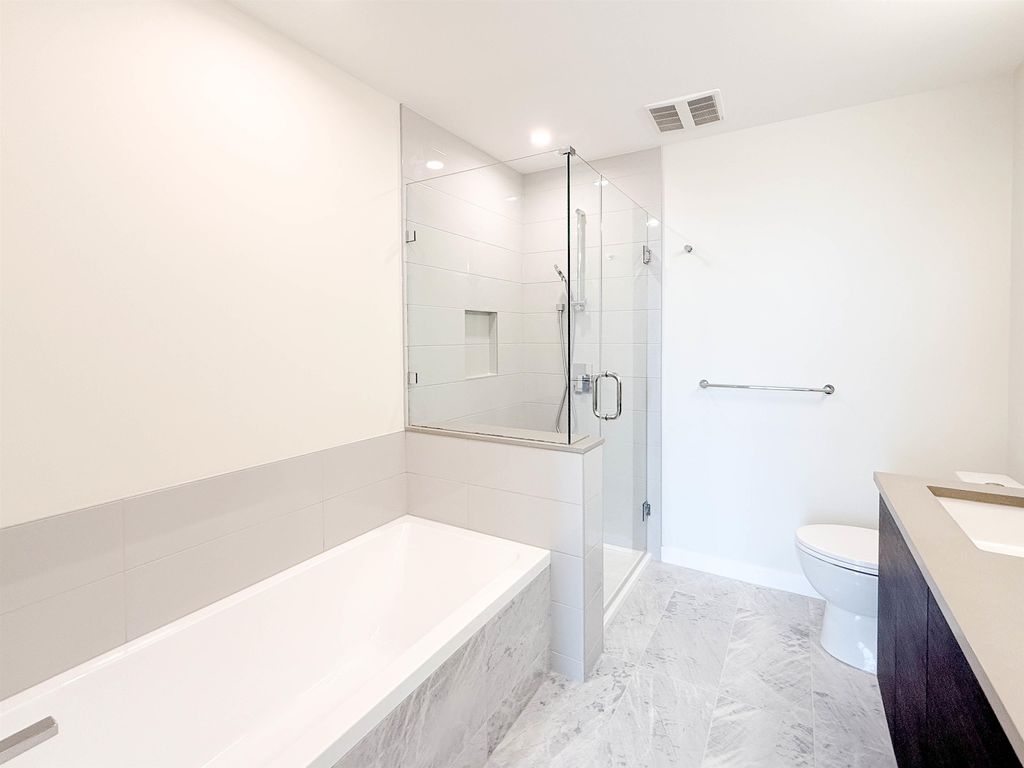 listing image 1105074411506417852